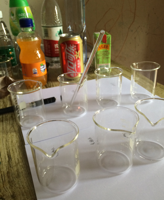 可乐芬达王老吉橙汁，分别测试它们的酸碱性