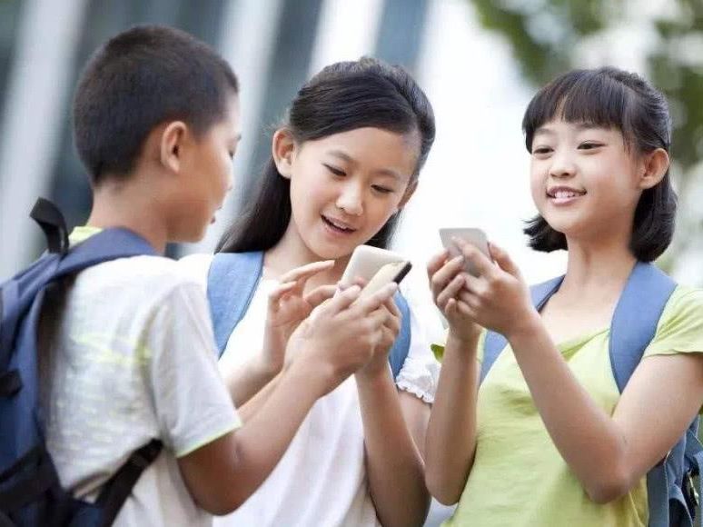 小学生应该配备手机吗？