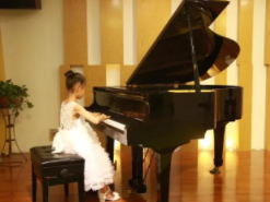 小学生弹钢琴已经成为一种潮流